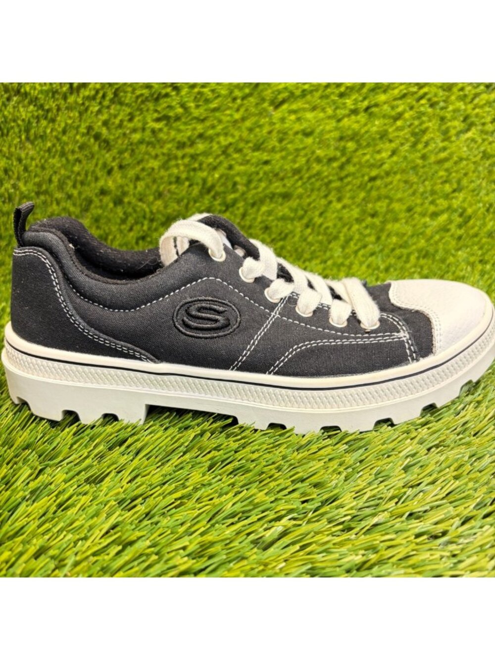Skechers Roadies True Roots Womens Size 6.5 Black White Athletic Shoes Sneakers